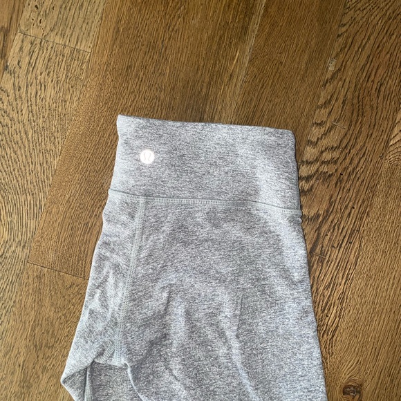 Size 4 grey Lululemon leggings - Picture 4 of 7